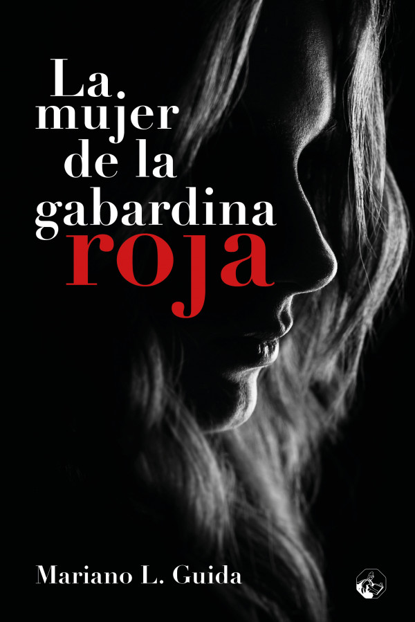 La mujer de la gabardina roja